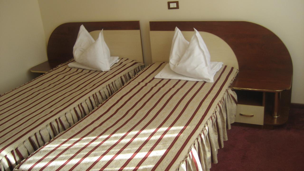 Hotel Palace Zsilvásárhely Kültér fotó