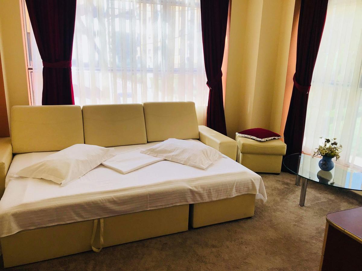 Hotel Palace Zsilvásárhely Kültér fotó