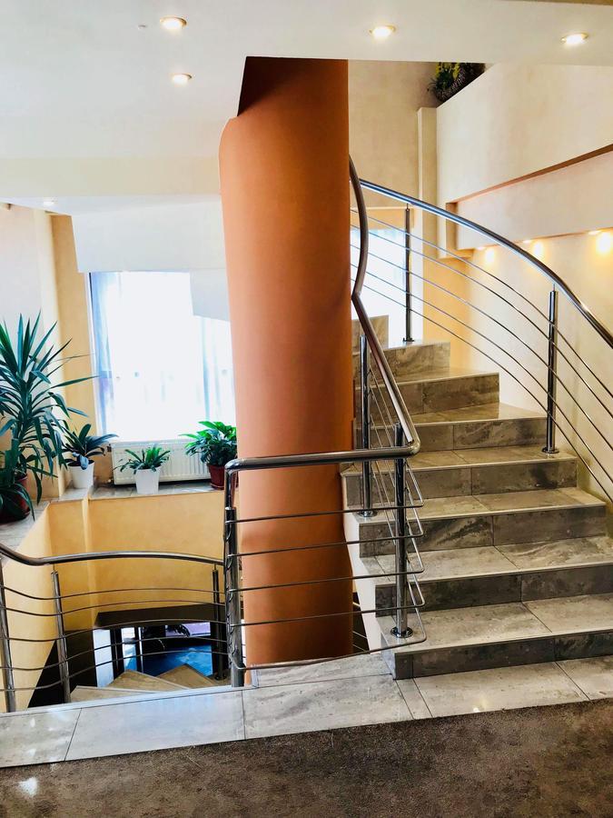 Hotel Palace Zsilvásárhely Kültér fotó